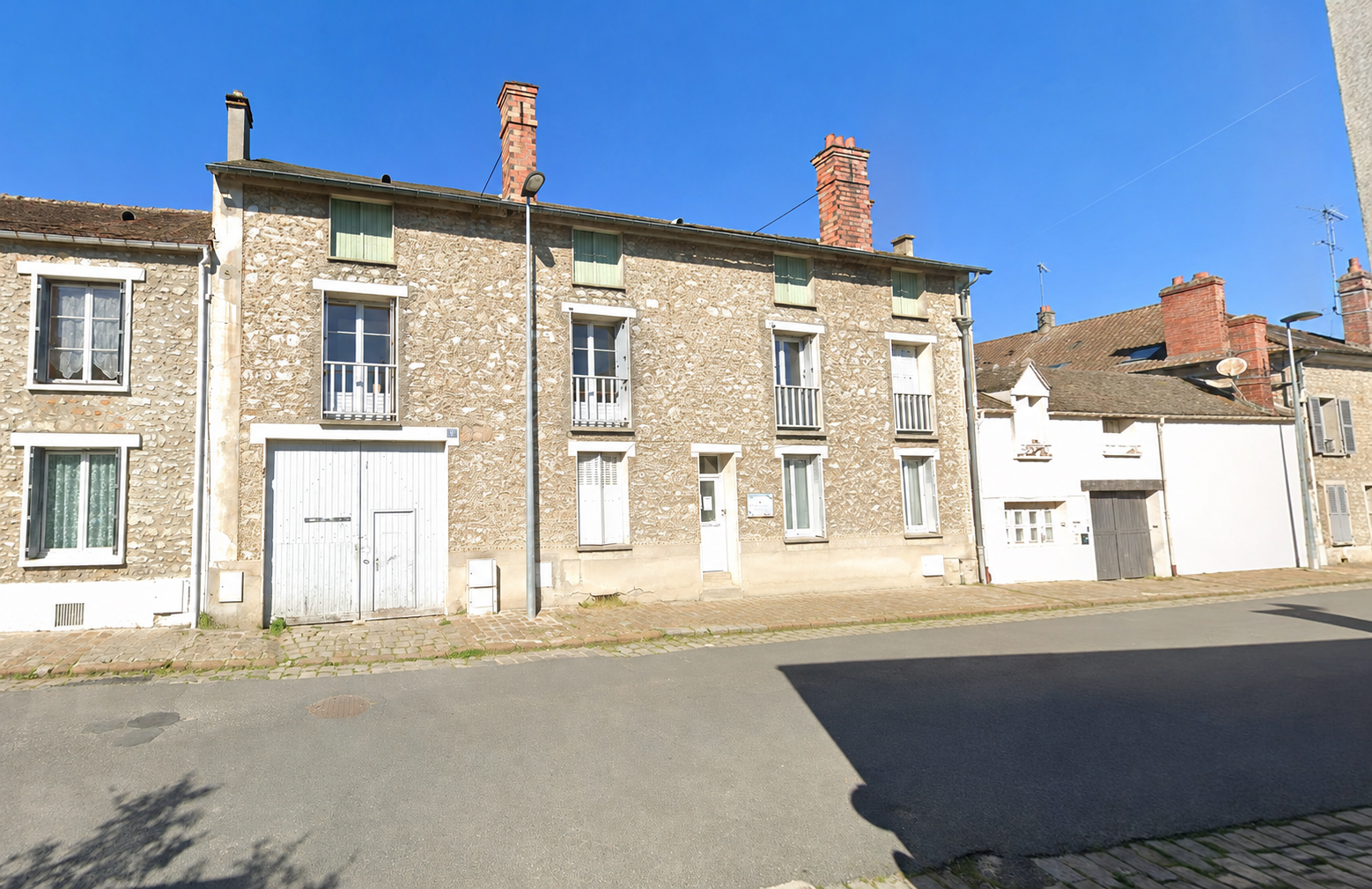 IMMEUBLE DE RAPPORT À MILLY-LA-FORÊT - 3 logements, stationn